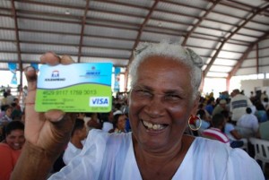 Mujer beneficiada con Tarjeta Solidaridad