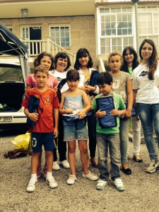 Campaña de educación ambiental. A la derecha las universitarias de la campaña verano 2014