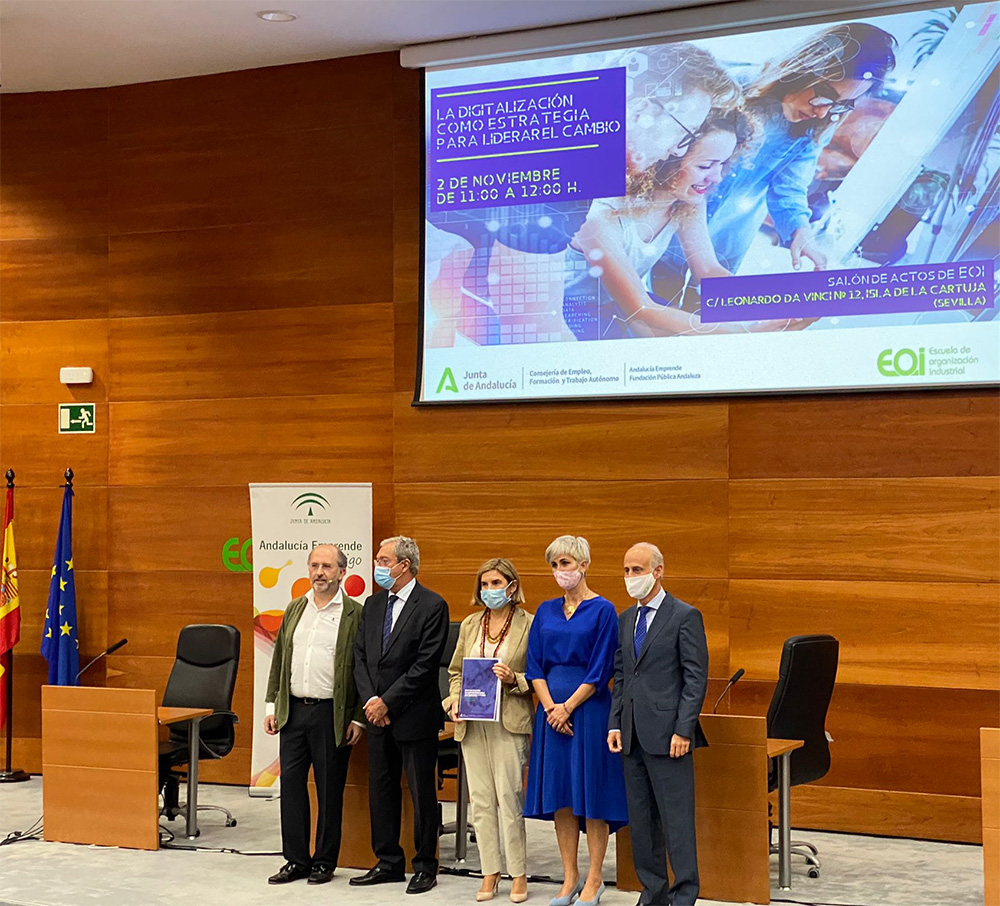 De izquierda a derecha: Vicente de los Ríos Medina, asesor senior en transformación digital y negocios y director del Programa Ejecutivo en Transformación Digital de EOI; Rogelio Velasco, consejero de Transformación Económica, Industria, Conocimiento y Universidades; Rocío Blanco, consejera de Empleo, Formación y Trabajo Autónomo de la Junta de Andalucía; Rosa Siles, directora gerente de Andalucía Emprende y Francisco Velasco, director de EOI Andalucía