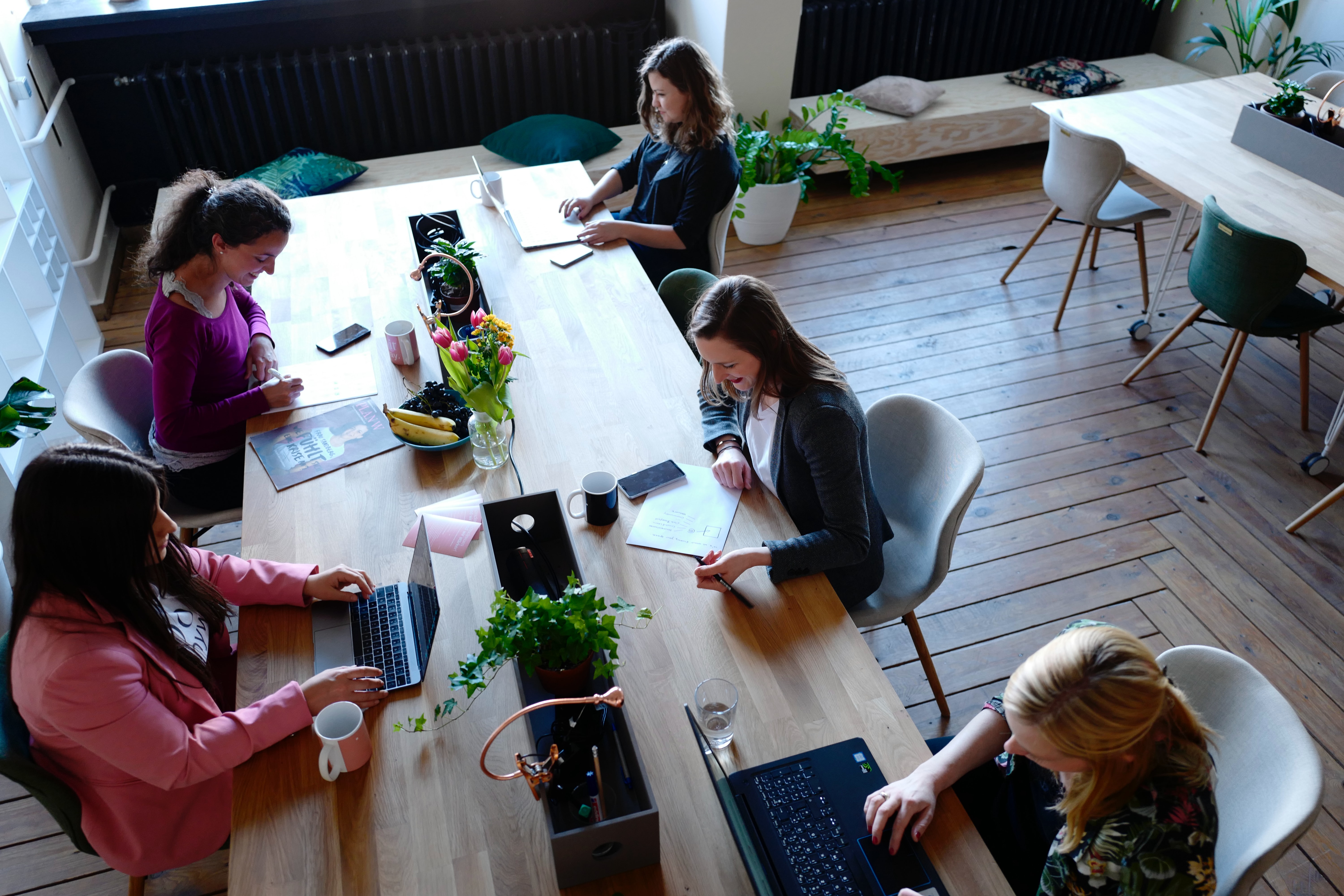 Industria arranca el Programa de Atracción de Emprendimiento Femenino dotado con 10 M€